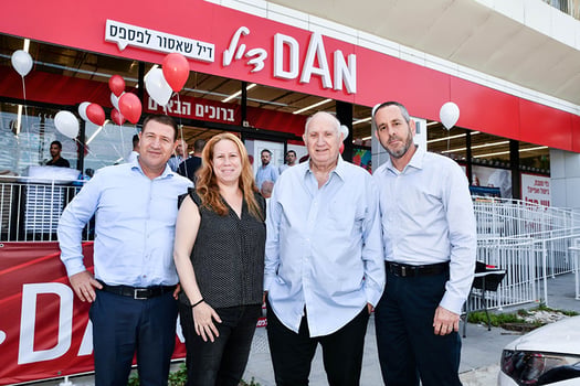 מימין לשמאל: רועי פרייבך מנכ״ל החברות הבנות, איציק אברכהן יו״ר שופרסל, ענת אהרוני מנכ״ל דן דיל, אורי וטרמן מנכ״ל קבוצת שופרסל, צילום: אלעד גוטמן